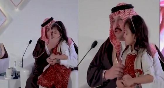 في موقف أبوي.. أمير عسير يلاطف طفلة أصابتها يد الغدر الحوثية (فيديو)
