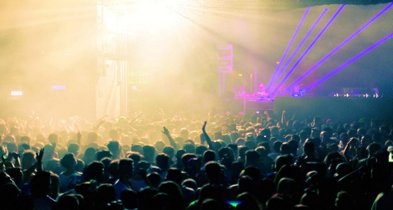 شاهد.. لحظة انهيار مسرح فوق رأس مغنِ بشكل مروع