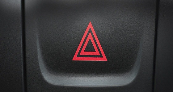 «المرور» يحذر من عدم استخدام إشارات التنبيه الضوئية