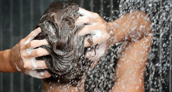 8 أخطاء نرتكبها أثناء غسل الشعر