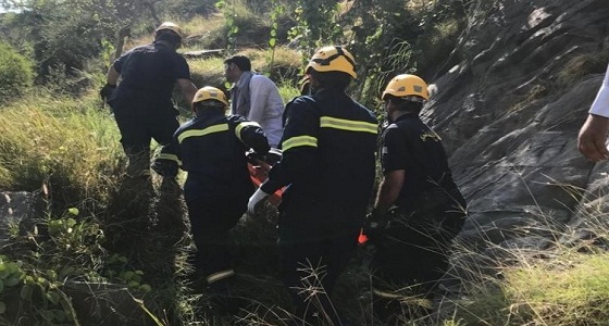 بالصور.. مصرع مواطن شاب إثر سقوطه في منحدر جبلي بفيفاء