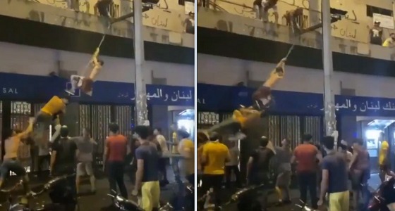 بالفيديو..لبنانيون يجسدون ترنح حزب الله قبل السقوط على طريقتهم الخاصة