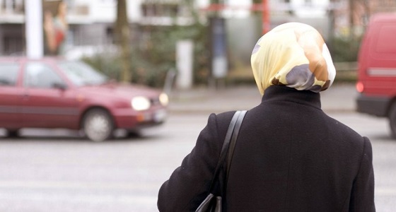 صب الكحول على رأسها.. ألماني يعتدي على فتاة مسلمة ويهينها