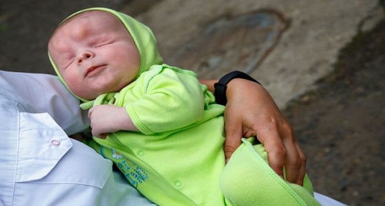 امرأة تتخلى عن رضيعها بعد ولادته مشوهًا