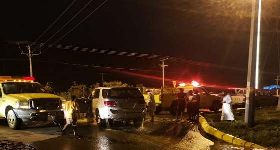 بالصور.. احتجاز عائلة في منزل شعبي بعد تسرب مياه الأمطار داخله