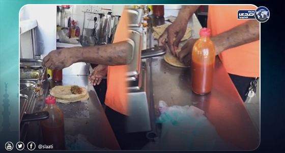 بالفيديو : عامل كافتيريا في أضم بلا قفاز ويده مليئة بالجروح