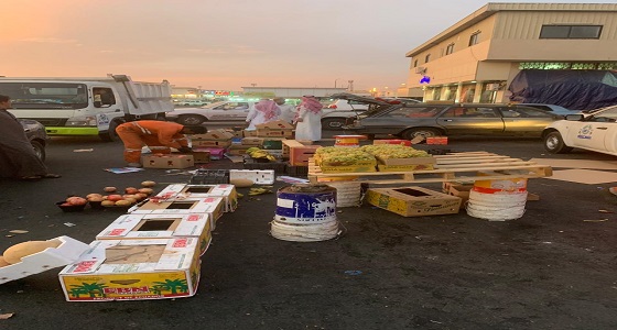 الفرقة المسائية ببلدية خميس مشيط تصادر 220 كجم من الفواكه والخضروات