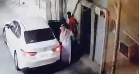 بالفيديو.. لحظة سرقة خزنة من منزل في جدة