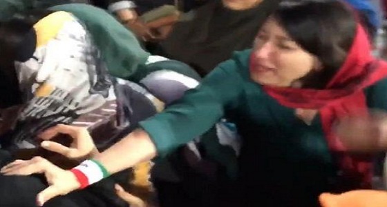بالفيديو.. مشاجرة بين مشجعات إيرانيات ونساء من الشرطة وسط المدرجات