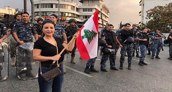 شاهد.. ماجي بوغصن تشارك في احتجاجات لبنان