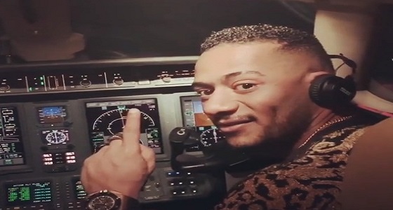 مصر للطيران توضح حقيقة فيديو قيادة الفنان محمد رمضان للطائرة أثناء توجهه للرياض