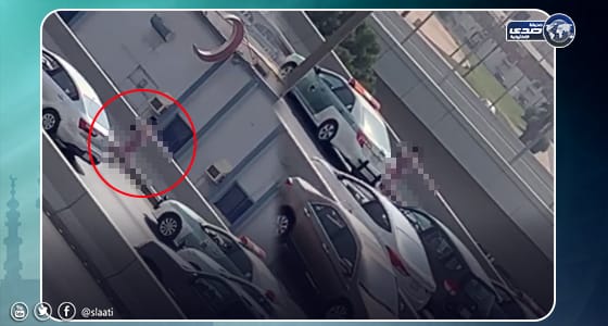 بالفيديو.. فتاة تسير بملابس فاضحة في شارع عام بجدة