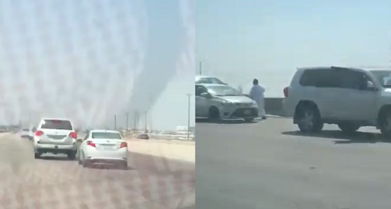 بالفيديو.. مواطن يهدد آخر بسلاح رشاش على طريق عام بالجبيل