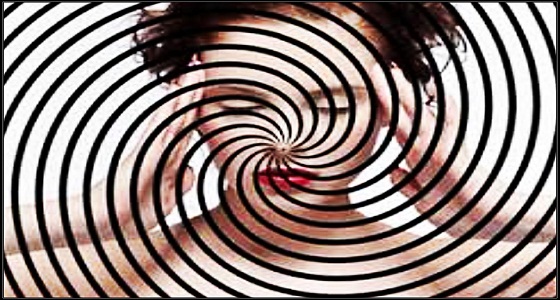 عصابة تنصب على ضحاياها بـ «التنويم المغناطيسي».. وامرأة تكشفهم