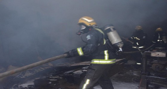 بالصور.. اندلاع حريق في ورشة نجارة بجدة