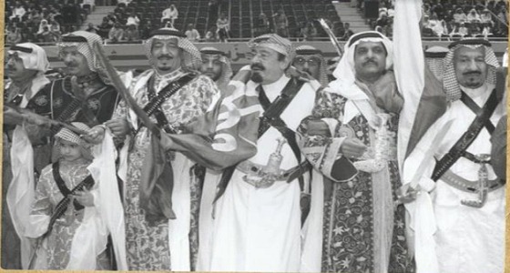 صورة نادرة..الملك سلمان والملك عبدالله يؤديان العرضة احتفالا بمرور 100 عام على تأسيس المملكة