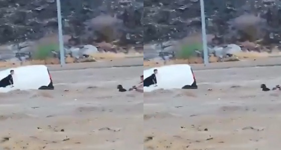 بالفيديو.. انقاذ محتجزين في سيول الحسينية بمكة