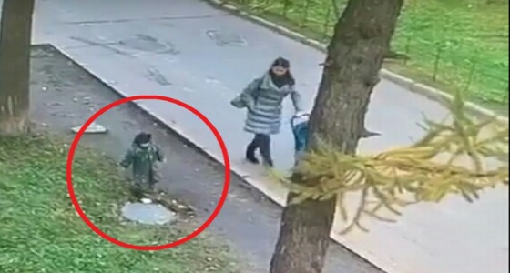 بالفيديو.. لحظة وقوع «طفل» في فتحة لتصريف المياه