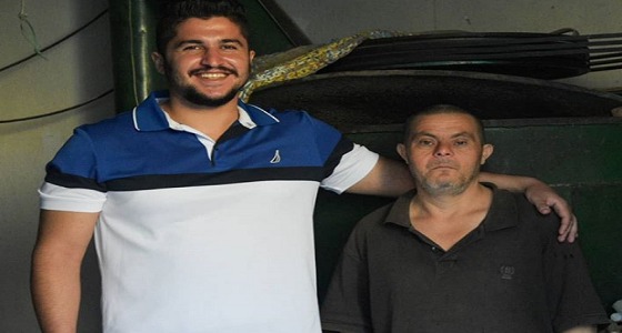شاهد.. شاب يضرب مثلا في بر الوالدين تجاه والده المصاب بمتلازمة داون