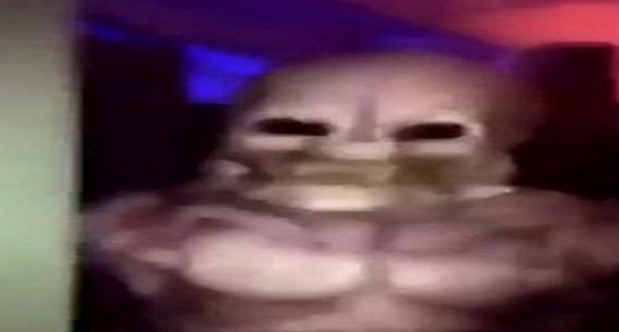 بالفيديو..«زومبي» داخل بيت الأشباح يرد على شتم فتاة لوالده بموسم الرياض