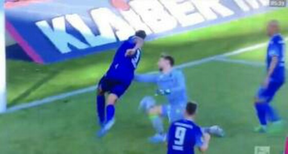 بالفيديو.. حارس مرمى يوجه ضربة مؤلمة لـ لاعب عن طريق الخطأ