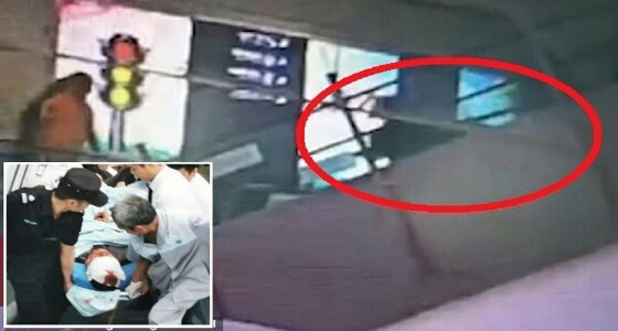 بالفيديو.. كارثة تصيب «شاب» بسبب انشغاله بالهاتف