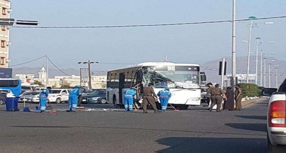 حادث مروري لحافلة تقل 30 طالبة بمحايل