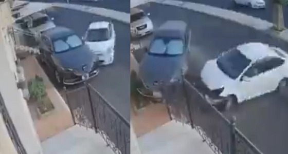 بالفيديو.. متهور يفقد السيطرة على السيارة ويصطدم بأخرى متوقفة