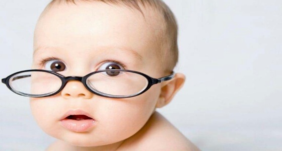 أبرزهم فرك العين.. علامات تدل على أن طفلك يعاني من مشكلة في الرؤية