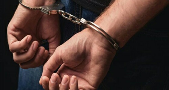 «شاب» يغرز سيخ شوي في بطن والدته