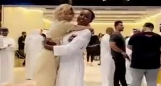 بالفيديو.. «فينيسيا» تحمل نهى نبيل على طريقة الرجال