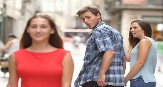 الحل المناسب لتصرف الزوجة حين ينظر زوجها إلى إمرأة أخرى