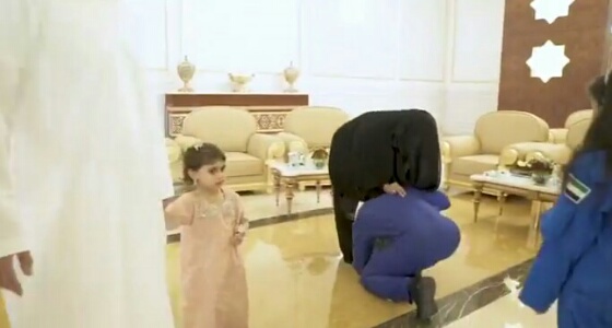 بالفيديو.. هزاع المنصوري يقبل قدم والدته بمطار أبو ظبي