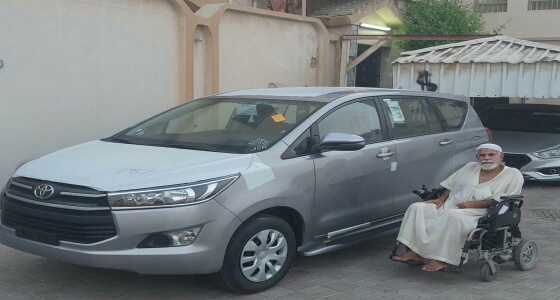 بعدما ظهر برفقة ابنته على كرسي متحرك.. «العم محمد» يتسلم سيارة من فاعل خير