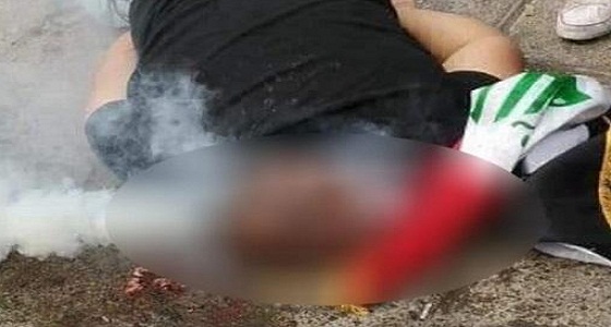 مشهد مؤلم لمقتل متظاهر عراقي تلقى قنبلة في رأسه مباشرة (فيديو)