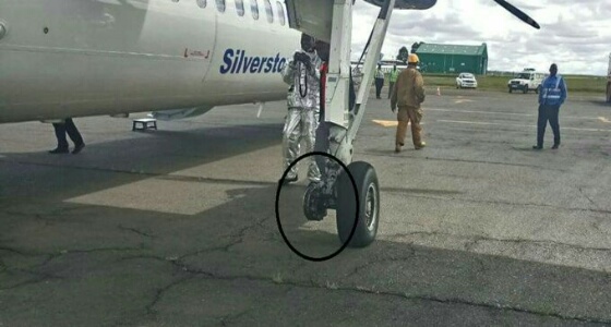 طائرة تجري هبوطا اضطراريا بعد سقوط أحد إطاراتها