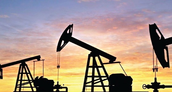انخفاض مفاجئ في المخزونات الأمريكية يدفع النفط للهبوط