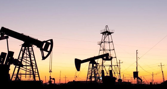 النفط ينخفض لليوم الثاني قبل بيانات المخزونات الأمريكية