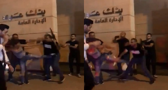 بالفيديو.. فتاة لبنانية تركل عنصر أمن «مسلح» خلال الاحتجاجات