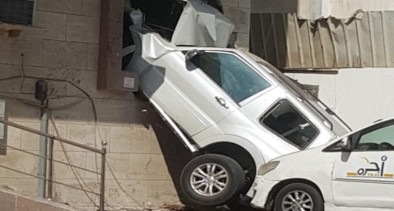 سيارة تخترق جدار مبنى في جدة