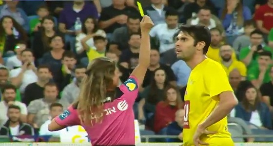 بالفيديو.. حكمة ترفع البطاقة الصفراء في وجه كاكا من أجل سيلفي