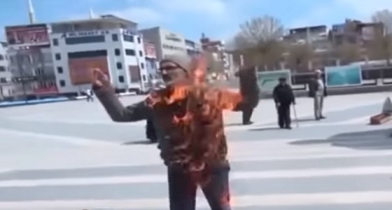 بالفيديو.. «بو عزيزي جديد» يحرق نفسه في تركيا ضد فساد أردوغان