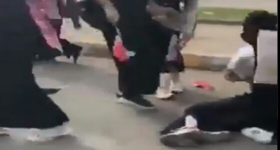 بالفيديو.. رجال أمن يضربون فتيات بعنف في مظاهرات بـ العراق