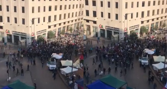 بالفيديو.. أنصار حزب الله يحرقون خيام المتظاهرين