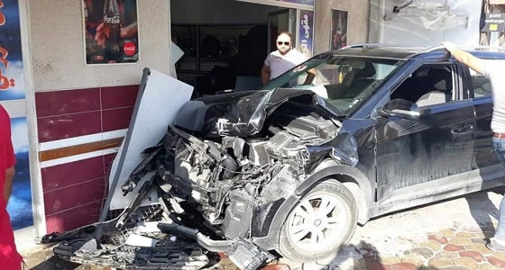 إصابة 3 أشخاص صدمتهم سيارة أثناء جلوسهم على مقهى