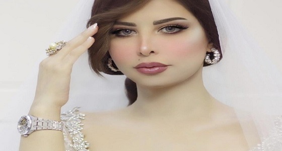 شاهد..رجل يحاول مسك يد شمس الكويتية ويوترها