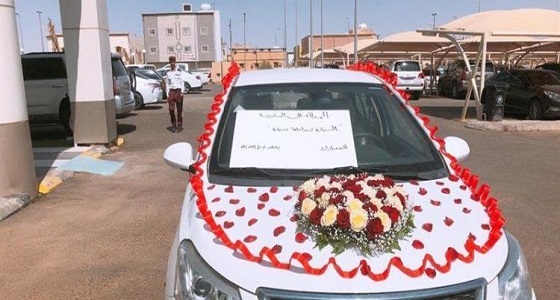 بالصور.. مواطنون يفاجئون زميلهم بهدية غير متوقعه بعد تلف سيارته بحادث مروري