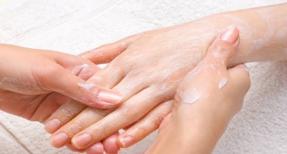 طريقة بسيطة لترطيب اليدين في الشتاء