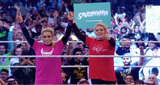 تايسون فيوري يدخل حلبة المصارعة بالزي السعودي.. ونتاليا ولايسي محتشمتان (فيديو)