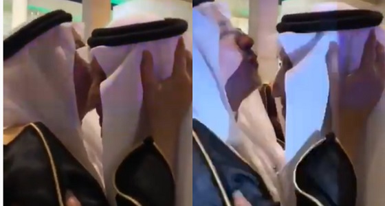 شاهد.. عبدالله الربيعة يُقبل رأس مستشار خادم الحرمين الشريفين